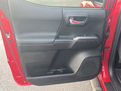 Used 2017 Toyota Tacoma TRD Off-Road w/ Premium & Technology Package image 17