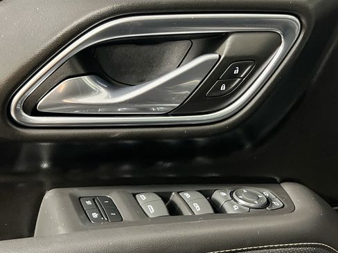 Used 2023 GMC Yukon SLT w/ SLT Luxury Package image 16