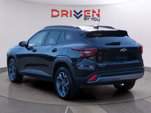 Used 2025 Chevrolet Trax LT image 3