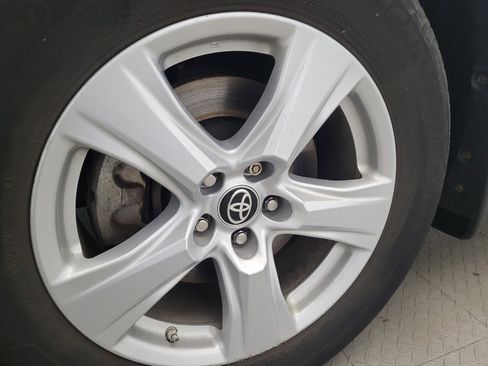 Used 2021 Toyota Highlander L image 31