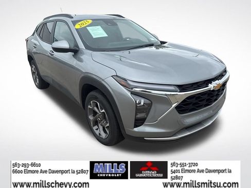 Used 2025 Chevrolet Trax LT w/ LT Convenience Package FWD image 8