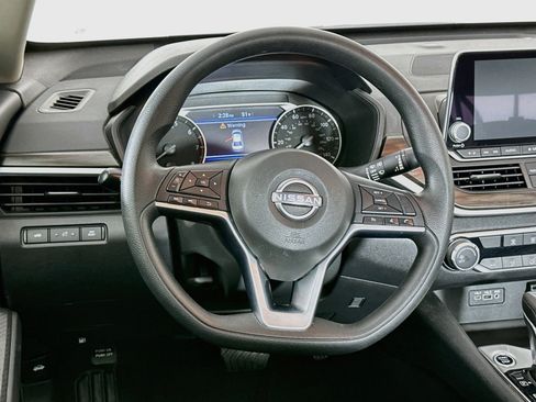 Used 2025 Nissan Altima 2.5 SV FWD image 18