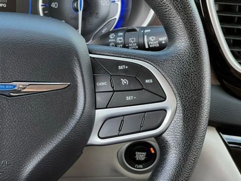 Used 2020 Chrysler Voyager Lxi image 32