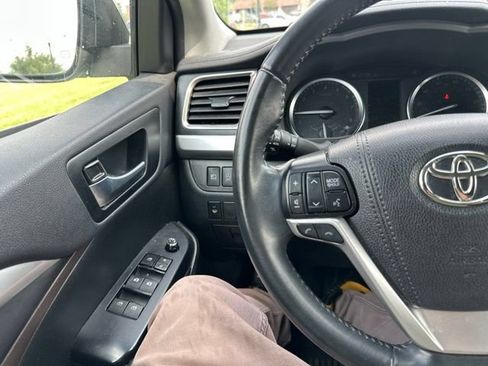 Used 2019 Toyota Highlander XLE AWD/4WD image 43