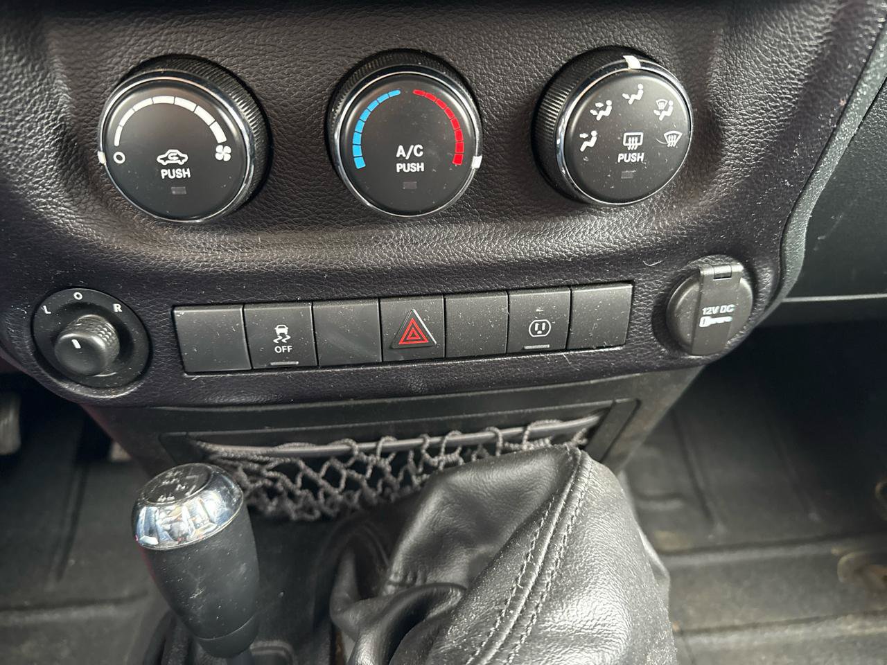 Used 2015 Jeep Wrangler Unlimited Rubicon w/ Connectivity Group AWD/4WD image 10