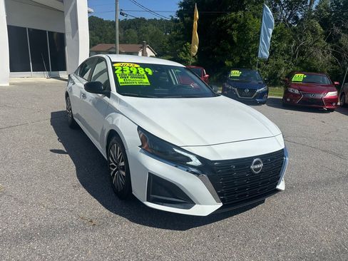 Used 2025 Nissan Altima 2.5 SV FWD image 7