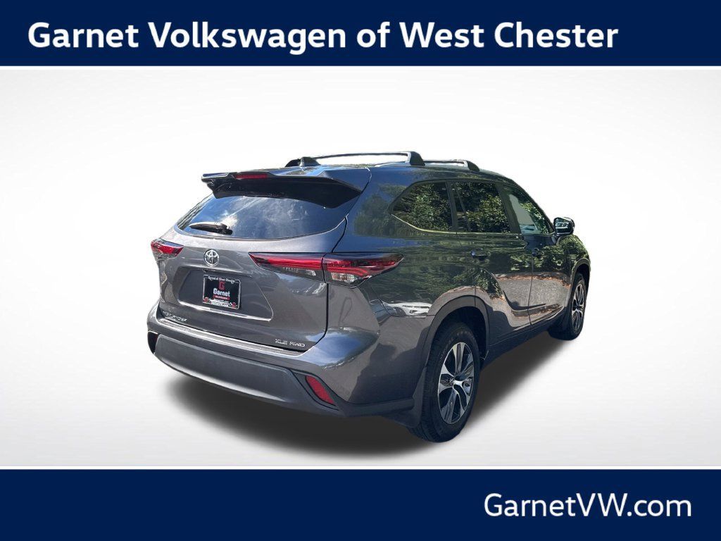 Used 2024 Toyota Highlander XLE AWD/4WD image 5