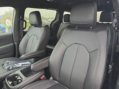 New 2026 Chrysler Pacifica Select image 17