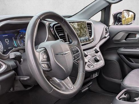 Used 2025 Chrysler Pacifica Select image 9