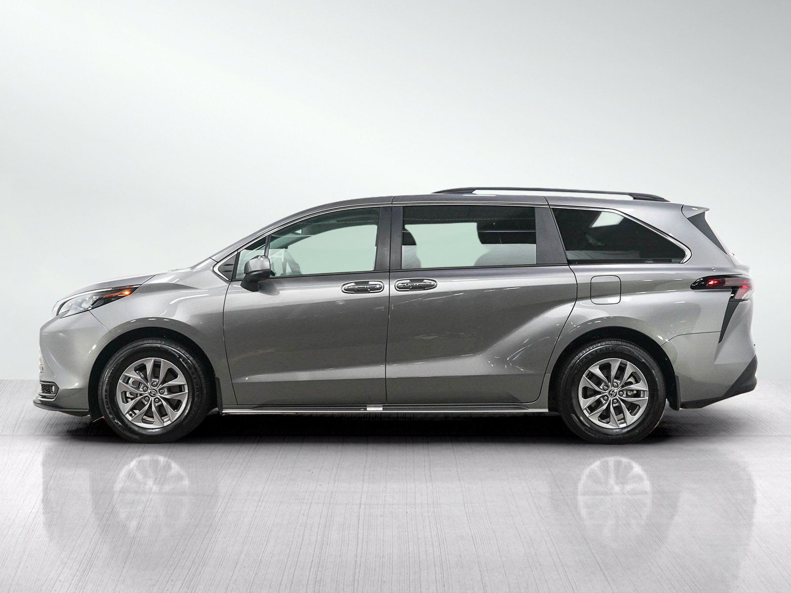Used 2026 Toyota Sienna XLE AWD/4WD image 2