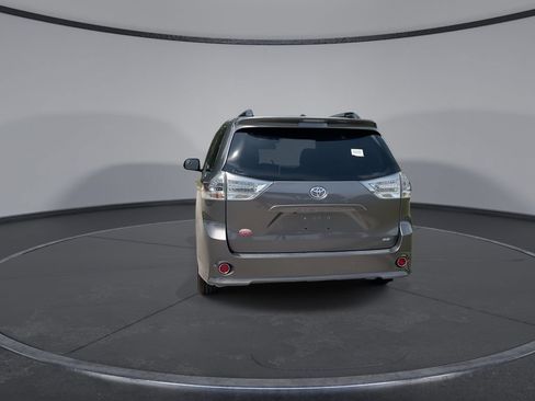 Used 2016 Toyota Sienna SE FWD image 7