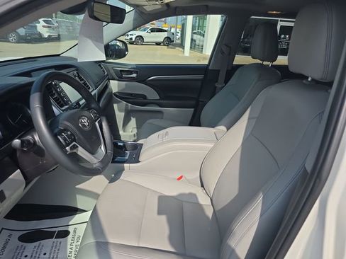 Used 2019 Toyota Highlander Limited AWD/4WD image 9