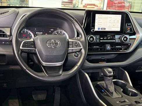 Used 2024 Toyota Highlander XLE image 33