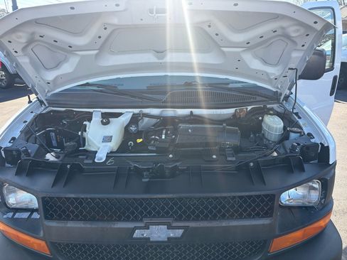 Used 2017 Chevrolet Express 2500 image 15