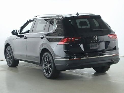 Used 2022 Volkswagen Tiguan SE w/ Panoramic Sunroof Package image 42