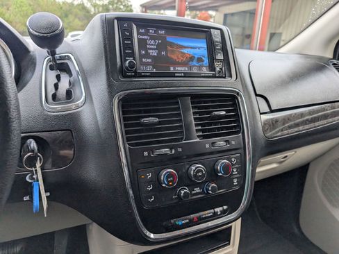 Used 2019 Dodge Grand Caravan SE image 16