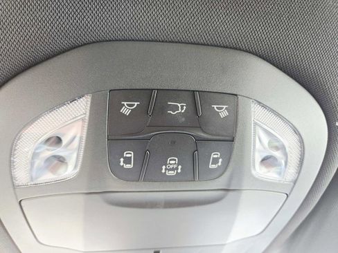 Used 2026 Chrysler Voyager LX FWD image 33
