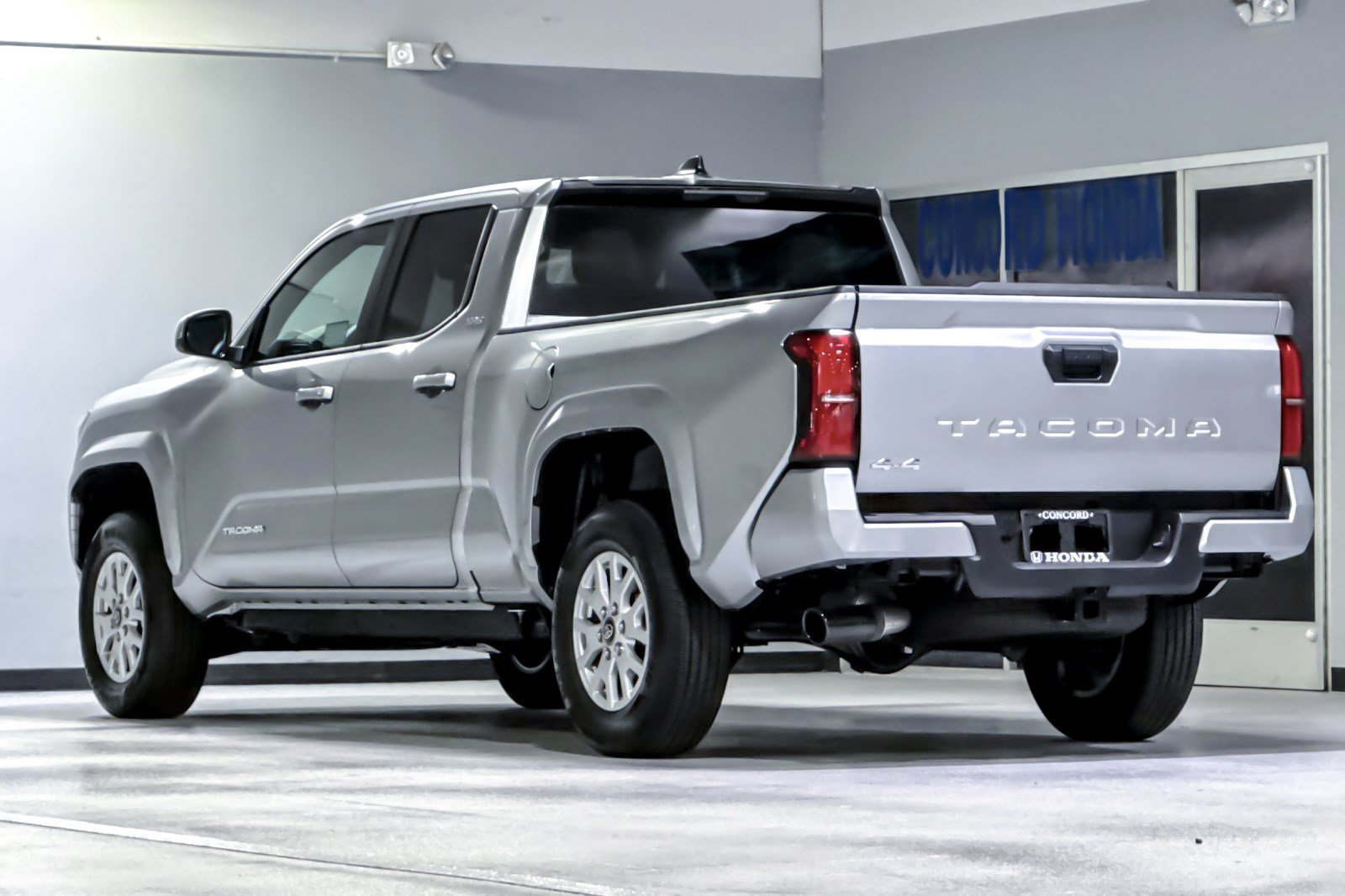 Used 2026 Toyota Tacoma SR5 AWD/4WD image 3