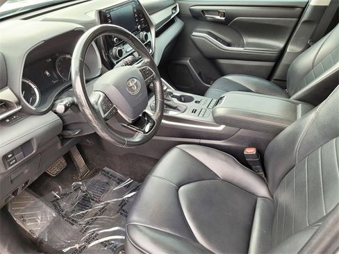 Used 2020 Toyota Highlander XLE image 15