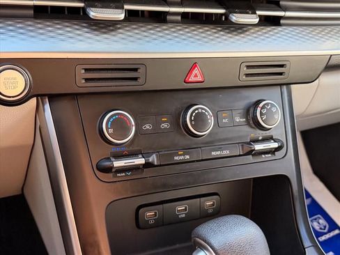 Used 2023 Kia Carnival LX FWD image 20