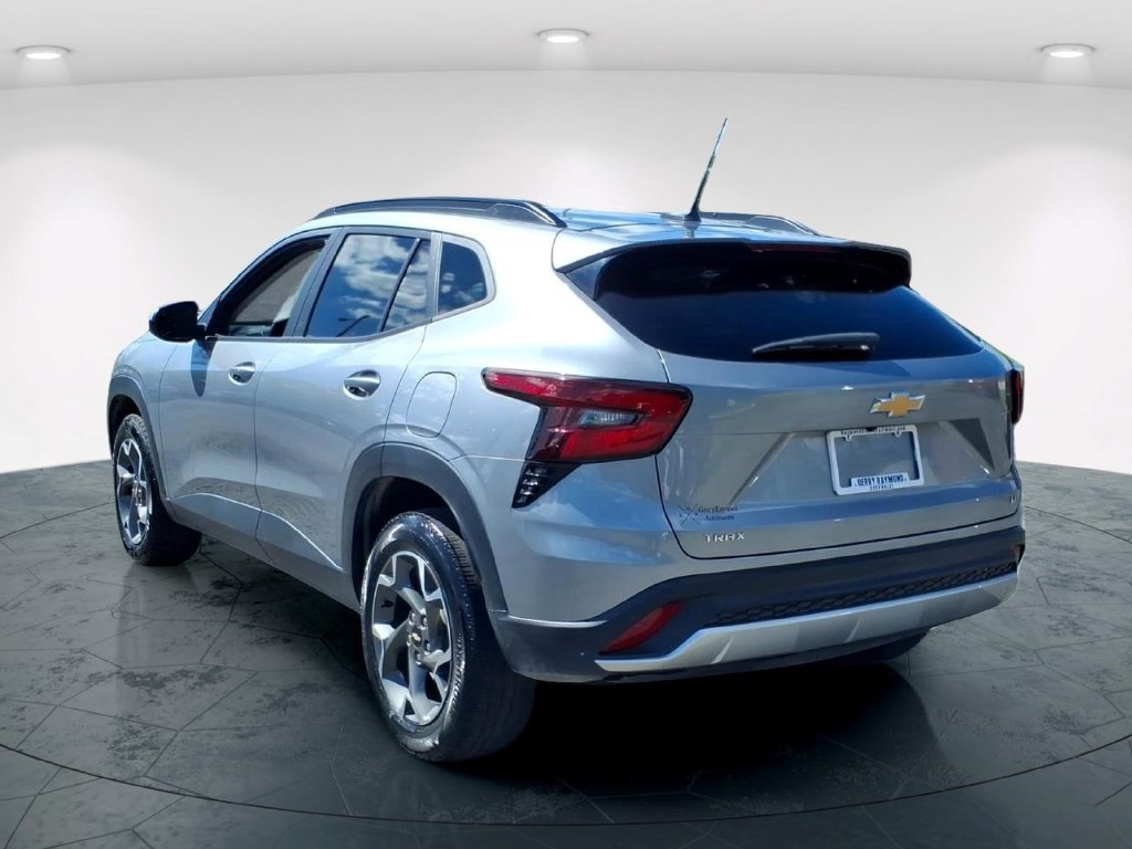 Used 2024 Chevrolet Trax LT w/ Driver Confidence Package FWD image 7