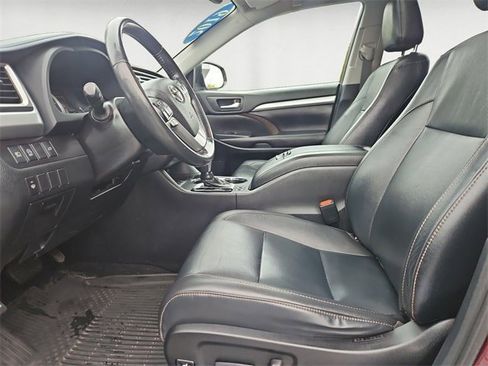 Used 2019 Toyota Highlander XLE image 9
