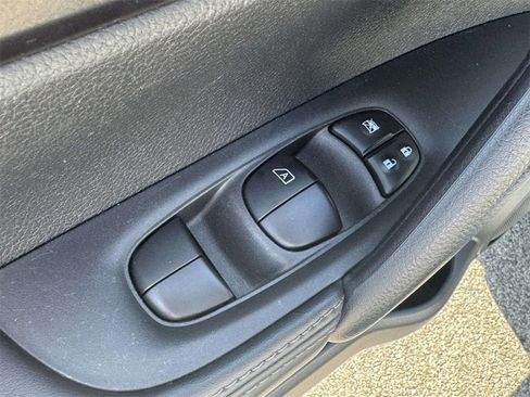 Used 2020 Nissan Rogue Sport S image 14