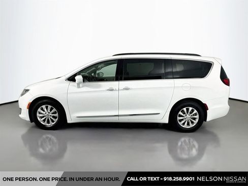 Used 2017 Chrysler Pacifica Touring-L FWD image 8
