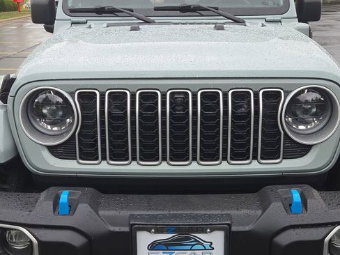 Used 2024 Jeep Wrangler Unlimited Sahara w/ Technology Group AWD/4WD image 18