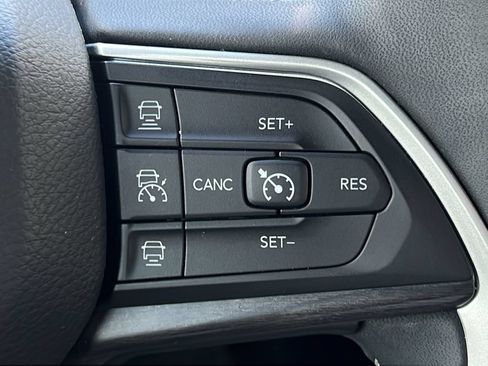 Used 2023 Jeep Grand Cherokee Limited w/ Black Appearance Package AWD/4WD image 22