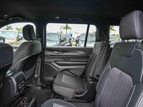 New 2025 Jeep Grand Cherokee L Laredo image 19