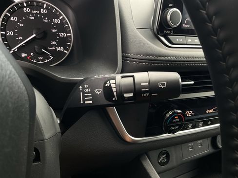 Used 2025 Nissan Rogue SV FWD image 33