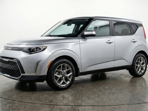 Used 2025 Kia Soul LX w/ LX Technology Package FWD image 3