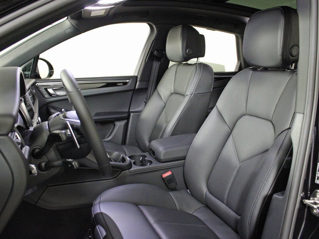 Certified 2026 Porsche Macan AWD/4WD image 5