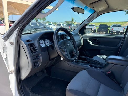 Used 2005 Ford Escape XLS FWD image 3