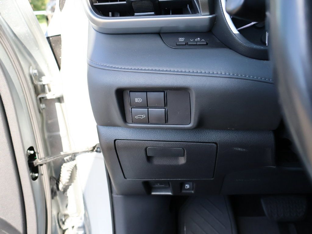Used 2020 Toyota Highlander XLE AWD/4WD image 30
