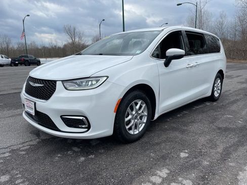 Used 2023 Chrysler Pacifica Touring FWD image 3