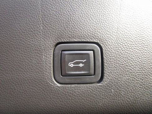 Used 2020 Chevrolet Traverse LT w/ LT Premium Package image 24