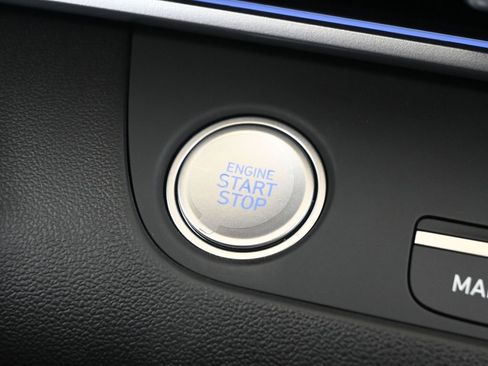 Used 2025 Hyundai Elantra Limited FWD image 25