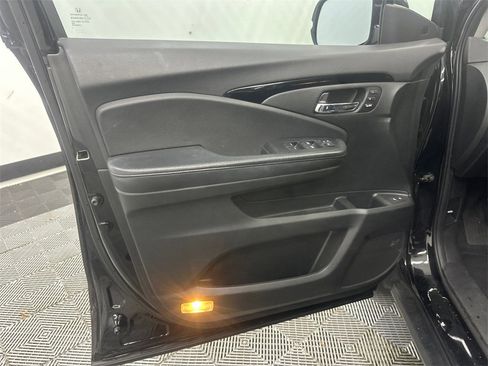 Used 2019 Honda Pilot Touring image 11
