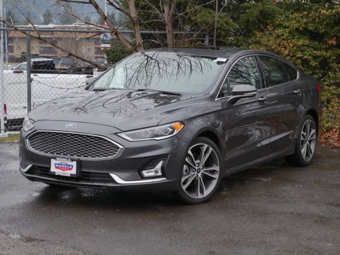Used 2020 Ford Fusion Titanium image 2