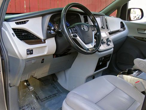 Used 2020 Toyota Sienna XLE FWD image 19