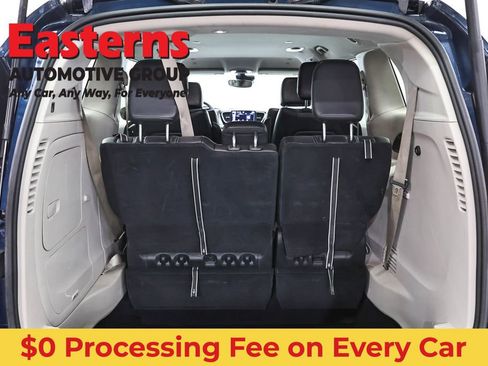 Used 2023 Chrysler Pacifica Touring-L FWD image 8
