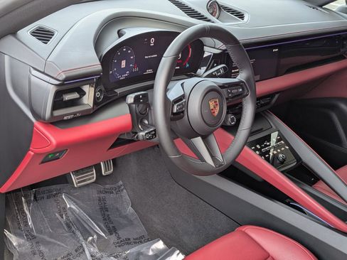 Certified 2025 Porsche Macan Electric image 4