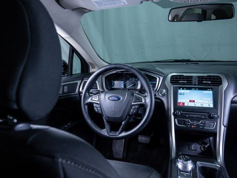 Used 2017 Ford Fusion SE w/ Fusion SE Technology Package image 13