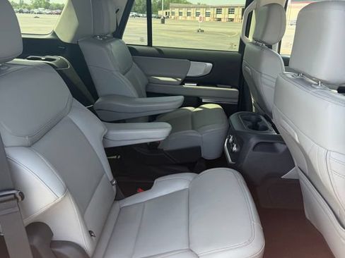 Used 2025 Ford Expedition Active AWD/4WD image 9