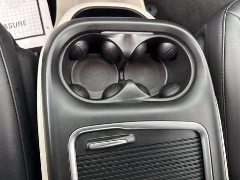 Used 2024 Chrysler Pacifica Touring-L image 23