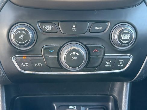 Used 2017 Jeep Cherokee Latitude image 23