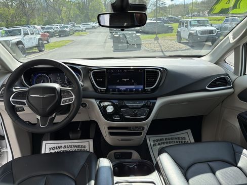 Used 2024 Chrysler Pacifica Touring-L FWD image 15