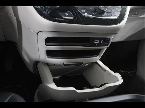 Used 2017 Chrysler Pacifica Touring-L FWD image 16